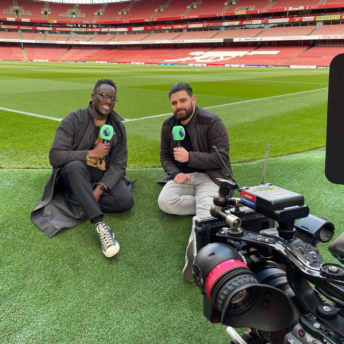 HarrySymeou's tweet photo. Thank you to Premier League productions for having me down at Emirates Stadium this afternoon to preview Arsenal vs Man Utd. Pitchside at the carpet 👌🏼 https://t.co/Kn77dnubAc