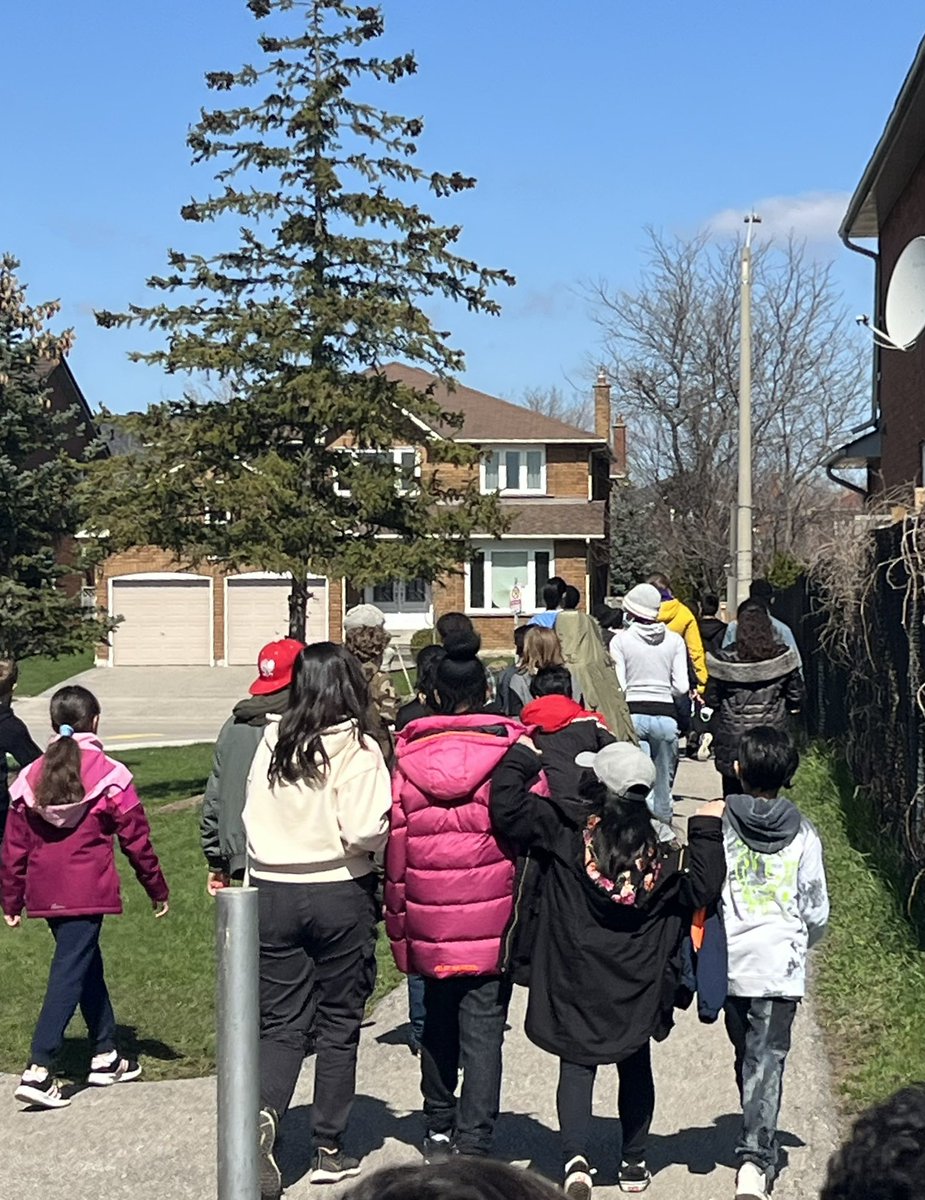MrsAzizsClass1's tweet photo. Neighbourhood walk #earthday2022 #studentappreciationday https://t.co/Rrwivy594M