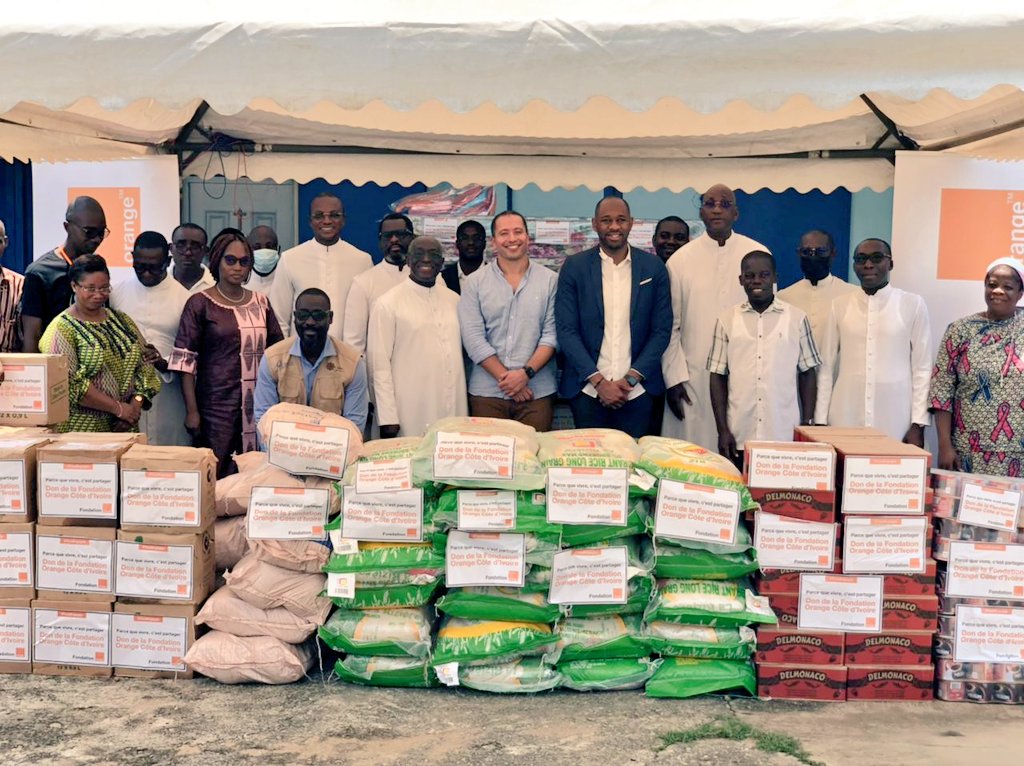 Dans un esprit de partage et de solidarité, la <a href="/Fondation_OCI/">FONDATION ORANGE CI</a> a marqué sa proximité avec les communautés musulmanes et chrétiennes avec d'importants dons en vivres et non vivres les 21 et 22 avril 2022. #foci #CIV225 #Paques
#RamadanMubarak