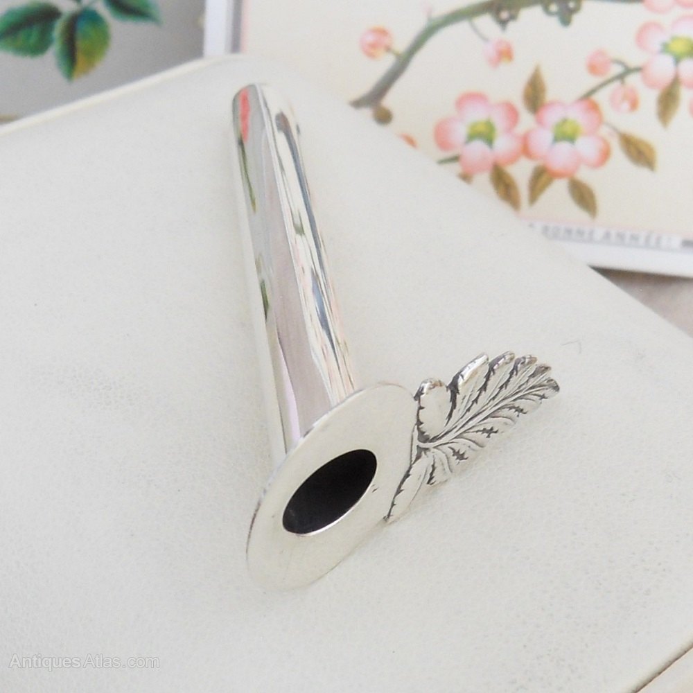 antiques_atlas's tweet image. What a lovely Wedding or Special occasion gift this would be
Vintage silver Boutonniere / Lapel Posy Holder
Available on this link
antiques-atlas.com/antique/vintag…

@AntiquesWbridge 

#antiquesilver #antiquesterling #solidsilver #williammanton #silverposyholder #flowerholder #flowervase