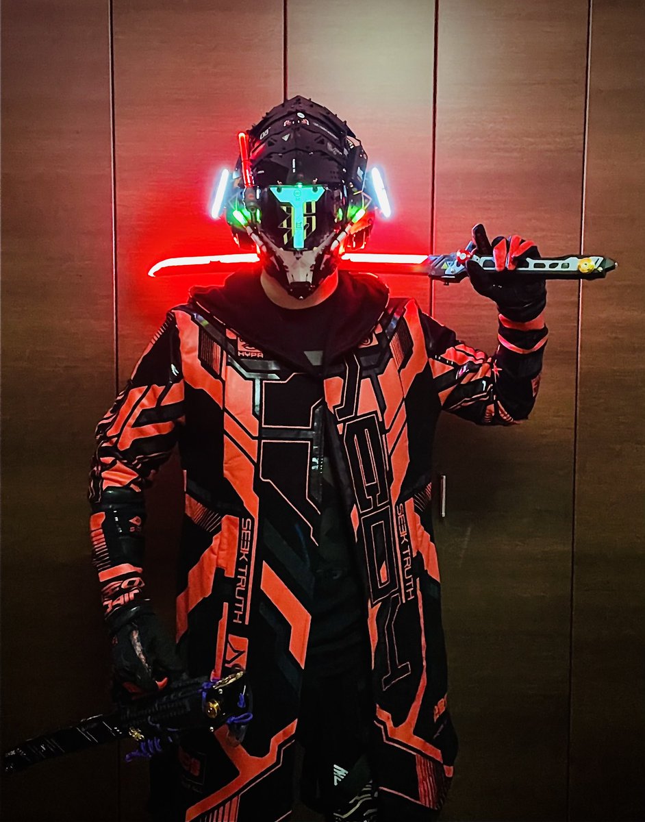tuxedocatcrazy's tweet photo. 待望のサイバーウェアがアメリカより到着。NEO4ICのマントなり。
この派手さがたまらん🤩

outerwear : NEO4IC
T-shirt &amp; pants : MACHINE56

#サイバーパンク　#サイボーグ　#テックウェア　#メカヘッド　#NEO4IC  #MACHINE56  #cyberpunk #cyberfashion https://t.co/W4KDhIcxYJ