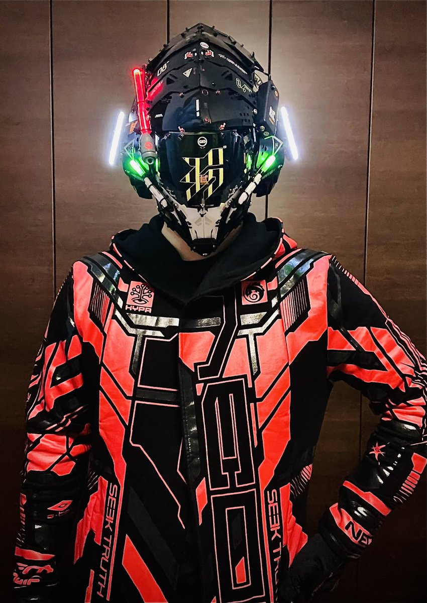 tuxedocatcrazy's tweet photo. 待望のサイバーウェアがアメリカより到着。NEO4ICのマントなり。
この派手さがたまらん🤩

outerwear : NEO4IC
T-shirt &amp; pants : MACHINE56

#サイバーパンク　#サイボーグ　#テックウェア　#メカヘッド　#NEO4IC  #MACHINE56  #cyberpunk #cyberfashion https://t.co/W4KDhIcxYJ