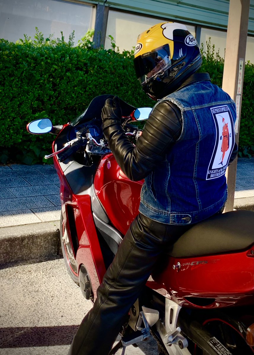 NMD_MC_CAFE's tweet photo. 真横以外もあったのか…
こりゃありがたい✨

#バイクは黙って斜め後ろで勝負

#KnightsoftheNight 

#CBR1100XX #ブラバ #第三京浜 #横浜 #夜走り #アメカジ #革ジャン #デニム #アクセ #片岡義男 #バイク乗りと繋がりたい https://t.co/ZBQcLiKorQ