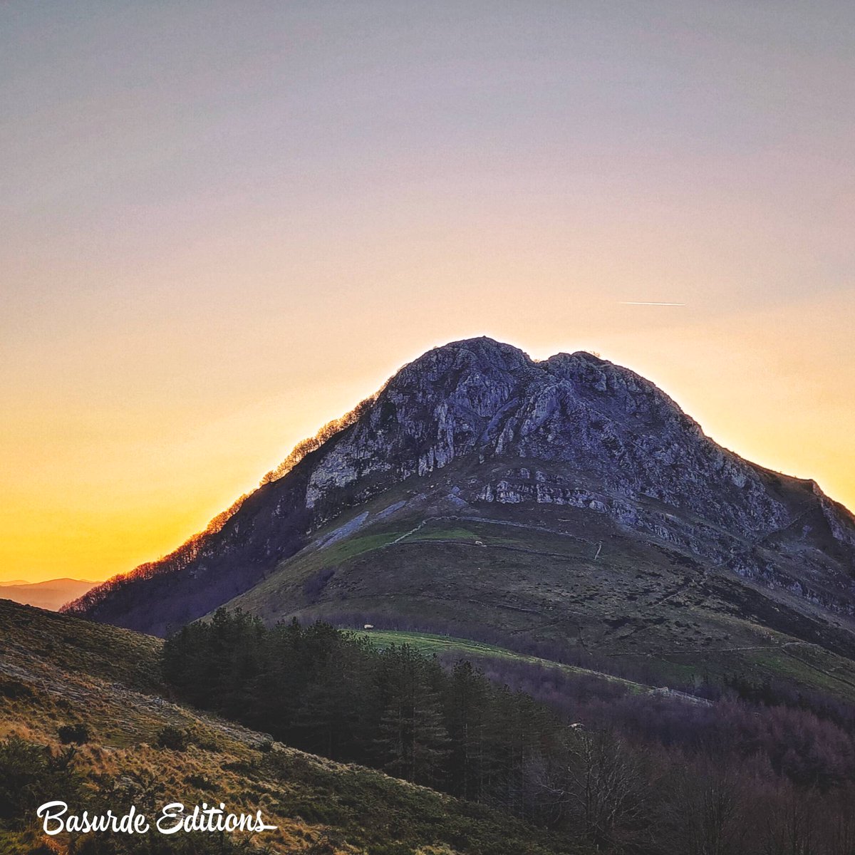 BasurdeEditions's tweet photo. Feliz día del planeta!
Cuidémoslo para poder seguir disfrutando de él! 🏞️😍
----
#basurde #BeAdventurer
----
#senderismo #total_euskadi #randonnée #themountainiscalling #euskogram #euskadi #naturelover #euskofotos #loves_euskadi https://t.co/ktr4XSKMIg