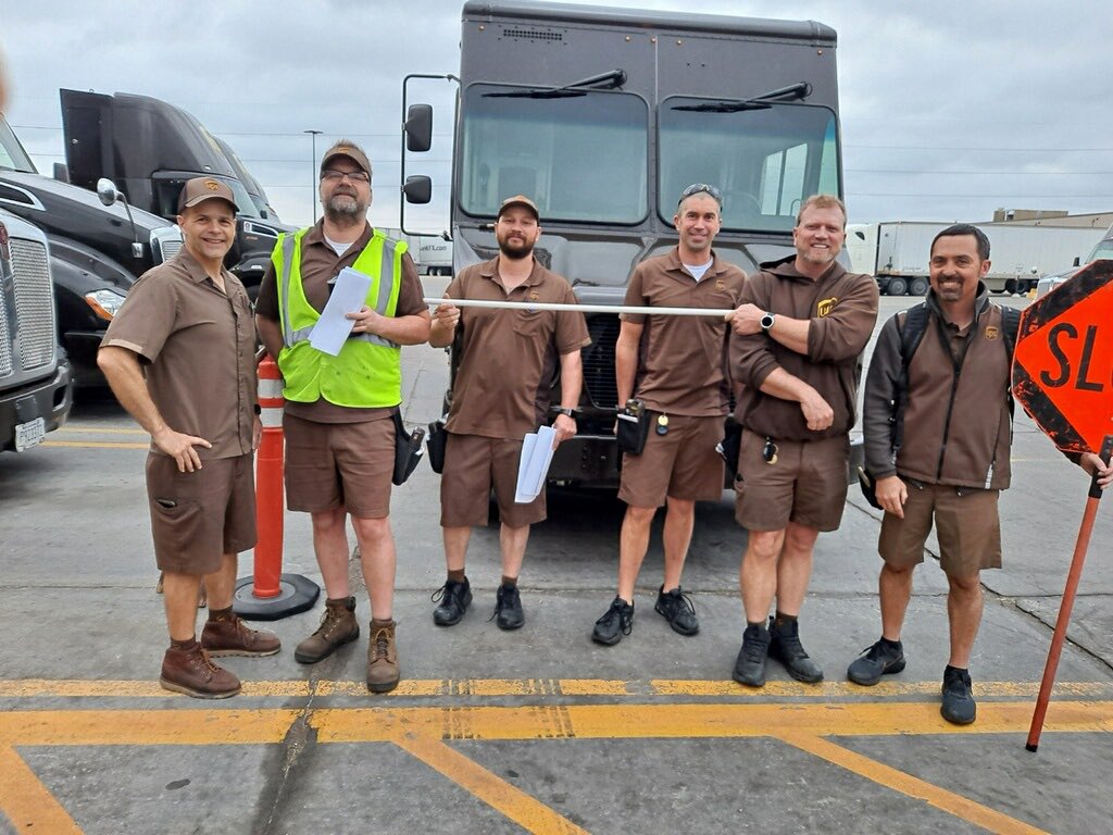 bwilliamskahf's tweet photo. A reminder out of Lenexa to keep #fourfeet of space around the car! @CP_UPSers @marc_peeler https://t.co/T934uc4WEi