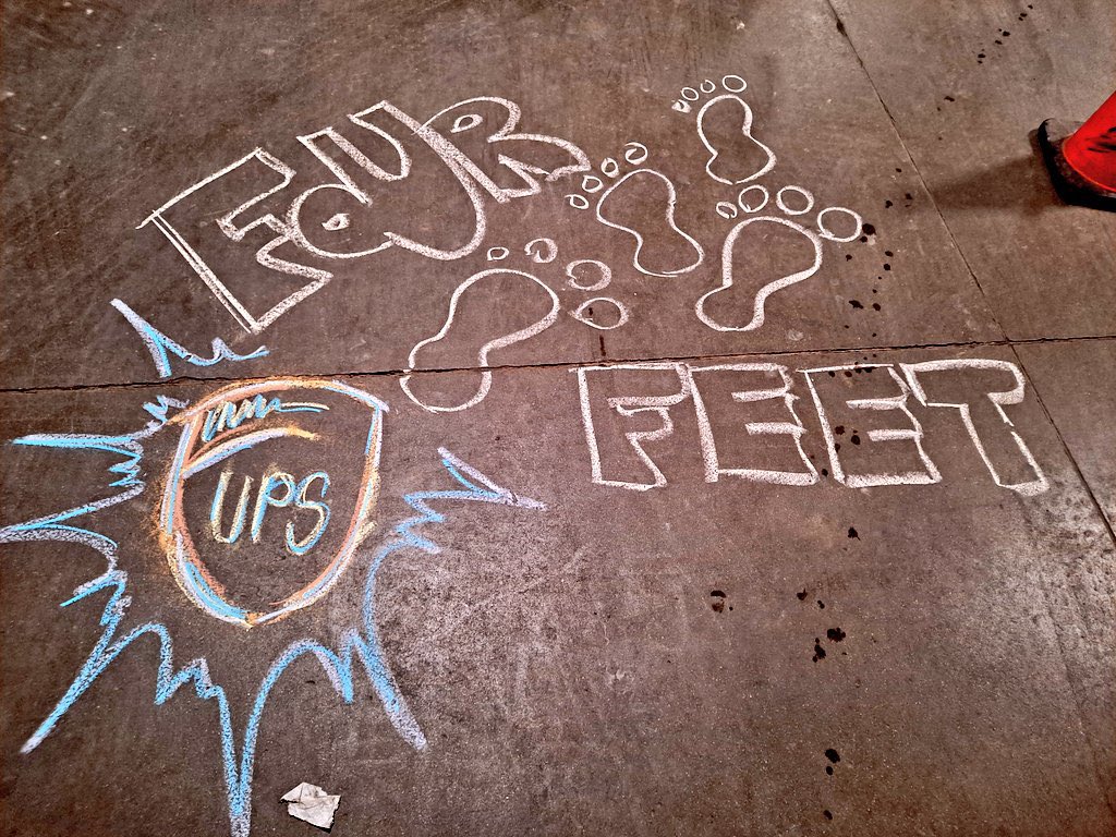 bwilliamskahf's tweet photo. A reminder out of Lenexa to keep #fourfeet of space around the car! @CP_UPSers @marc_peeler https://t.co/T934uc4WEi