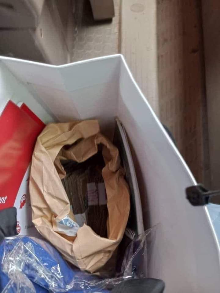 Postsubman's tweet photo. - Man reveals the souvenir shared at a gathering. https://t.co/x7zp5sGdvw