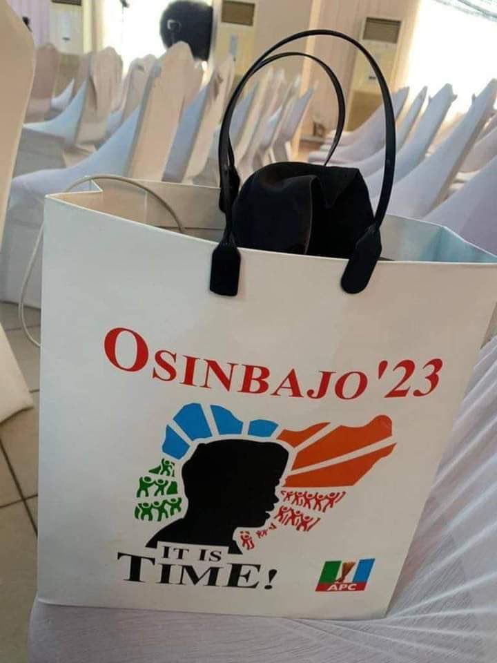 Postsubman's tweet photo. - Man reveals the souvenir shared at a gathering. https://t.co/x7zp5sGdvw