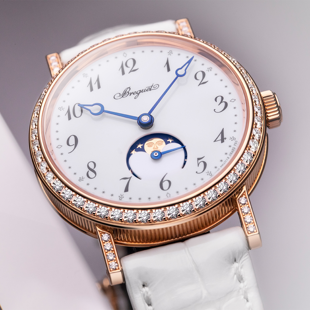 TwoRodeoDr's tweet photo. This rose-gold Montres Breguet watch features exquisitely fluted sides and a dial in white โgrand feuโ enamel. The latter is adorned with Arabic numerals, also known as โBreguet numeralsโ in reference to the founder of the House, who designed them in 1783. #TwoRodeoDrive https://t.co/Td9G0EhsR3