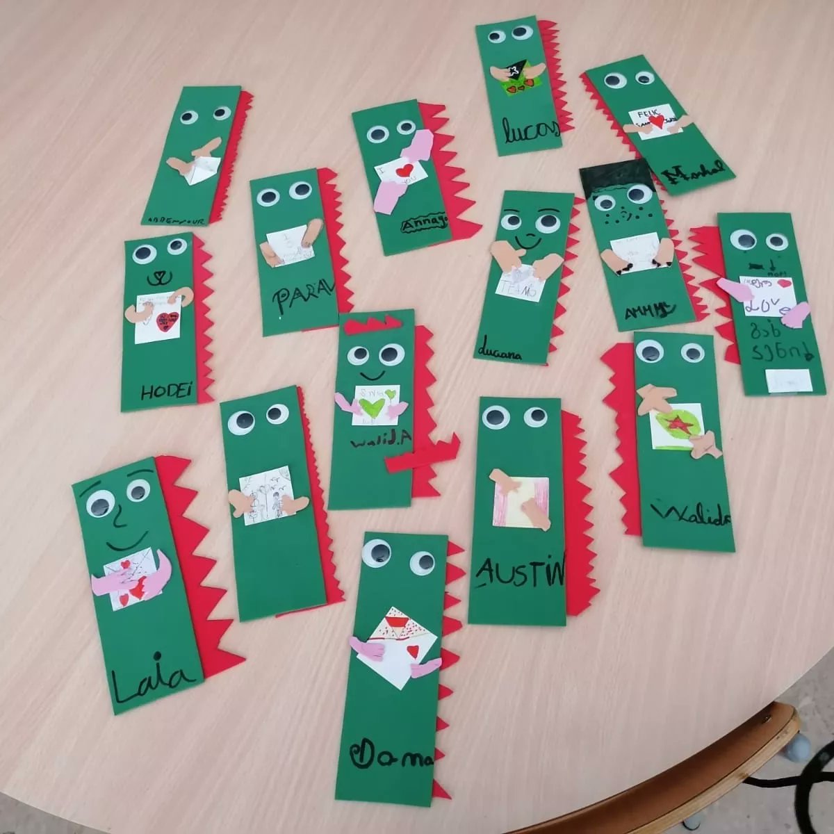 lliscart's tweet photo. 📌Aquí teniu els punts de llibre que hem fet avui a #tercer i un tastet de l'elaboració de dracs de Sant Jordi.
#ieperelliscart #curs2021i22 #comunitatgrans #SantJordi2022 https://t.co/Aqk08k9Jtj