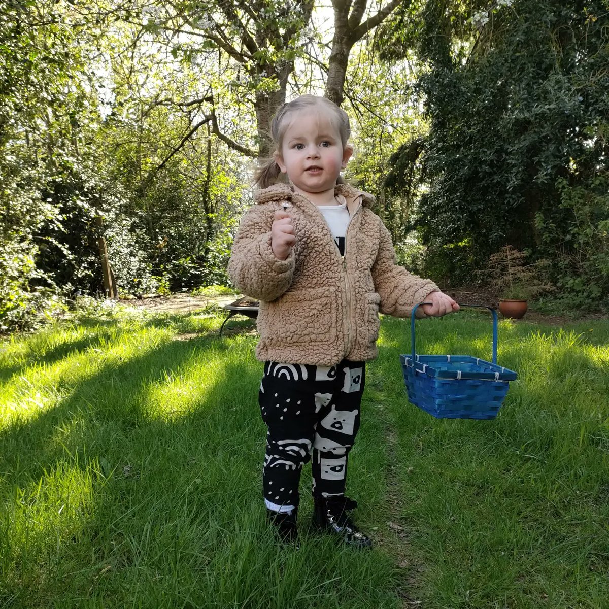 MrsSJones5's tweet photo. Happy Earth Day everyone! 🌍❤️
.
Penelope and I are pressing flowers to celebrate. Later well plant wild seeds in the garden. 🌷🌸🌹🌺🌻🌼🪷🏵️🐝
.
#EarthDay22 #happyEarthDay2022 #savethebees #saveourplanet https://t.co/Q4pBaP9bQz