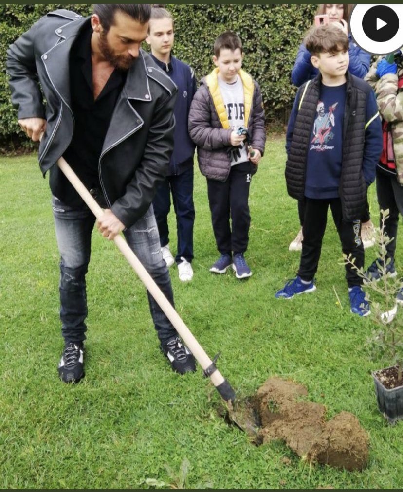 CanYamanMedia's tweet photo. 🇮🇹🗞| The Turkish actor #CanYaman celebrates Earth Day in Santa Croce sull'Arno

https://t.co/ZNILuTkQcZ https://t.co/GRBweuPG27