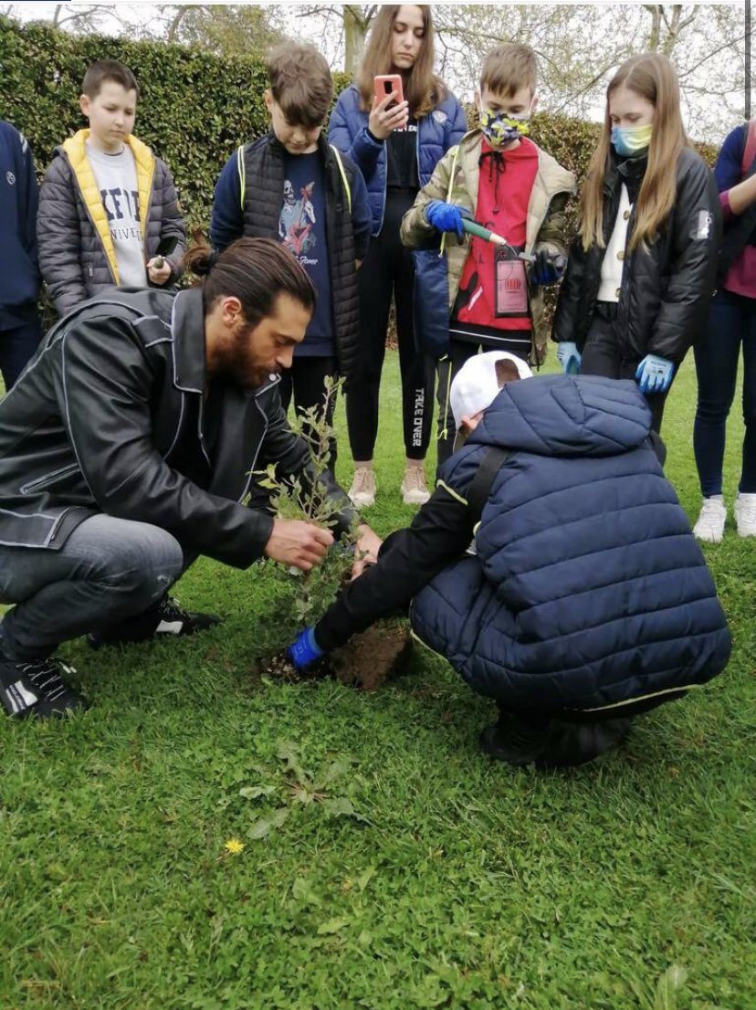 CanYamanMedia's tweet photo. 🇮🇹🗞| The Turkish actor #CanYaman celebrates Earth Day in Santa Croce sull'Arno

https://t.co/ZNILuTkQcZ https://t.co/GRBweuPG27