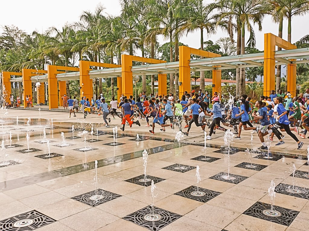 Cross des collèges de Malabo 2022 organisé par le lycée🇨🇵, avec 5 collèges invités cette année : Maria Cano, Papa Edú, English Learning School, Santa Rutina, Colegio Español, près de 400 élèves de 10 à 18 ans, avec trois courses. Beaucoup de courage, de dépassement, d'ambiance!
