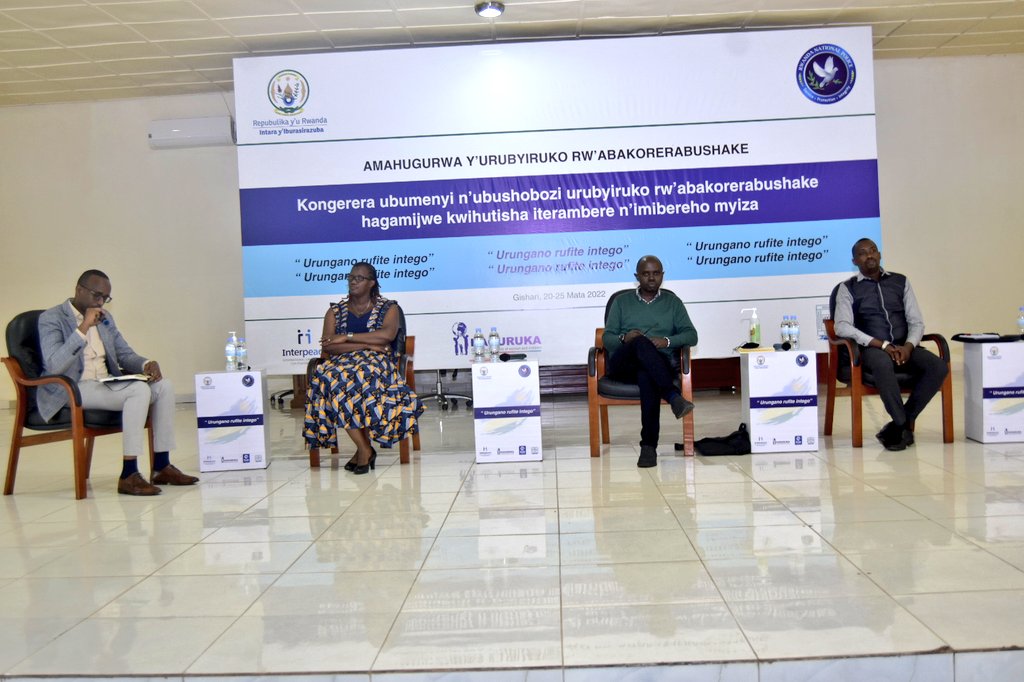 RwandaEast's tweet photo. Iki kiganiroku ruhare rw'urubyiruko mu ikoranabuhanga n'itangazamakutu kirimo gutangwa  na @JC_Hashakineza waturutse muri @RwandaOGS, Ntaganda Alfred muri @RISARwanda,   n'umunyamakuru NIWEMWIZA Anne Marie wa @ktradiorw. Umuhuza w'ibiganiro ni @Mutabazirich, Mayor wa Bugesera https://t.co/ttrS08aDeb