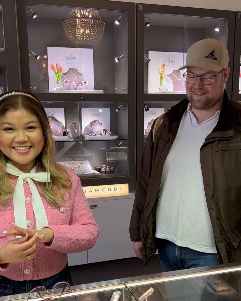 แฟนพาไปดูมิวเซียมเพชรที่อัมสเตอร์ดัมแล้วชวนให้ไปดูโรงงานเพชร บอกเทอไปดูแหวนหมั้นไหม สรุปนางขอหมั้นและให้เลือกวงที่ชอบที่สุด งงเลย เซอร์ไพรส์มาก ยิ้มแก้มปริ 🥰🥰