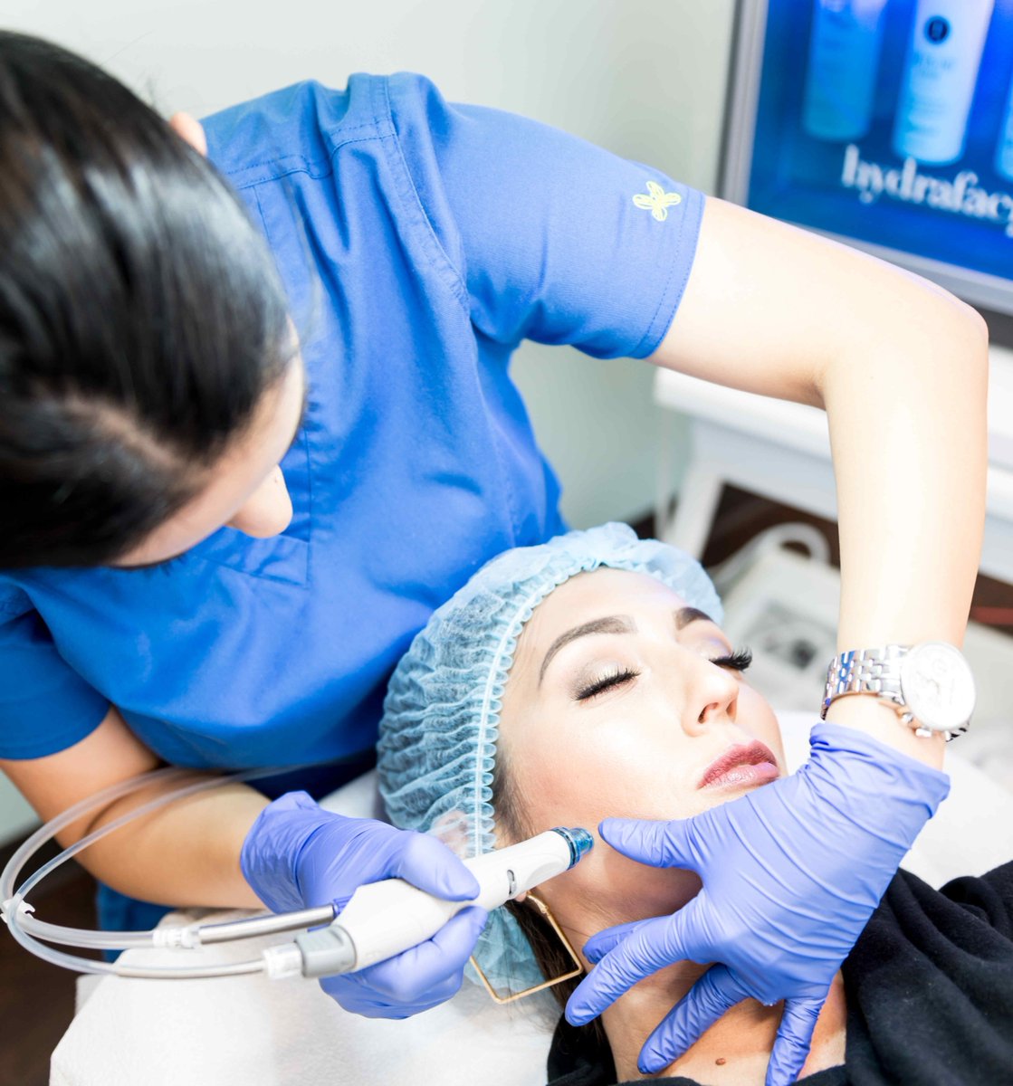 Are you looking for a way to pamper yourself this #weekend? 😍
Look no further than your local #dermaniMEDSPA®! We offer an array of #facials to help you unwind after a long week, and help get you towards your picture-perfect #skin! 🤩
Book now: dermanimedspa.com 💙