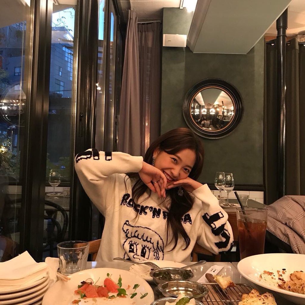 lilischaeng's tweet image. rosé now added to chaeyoung’s list of pretty girls she went on a date with