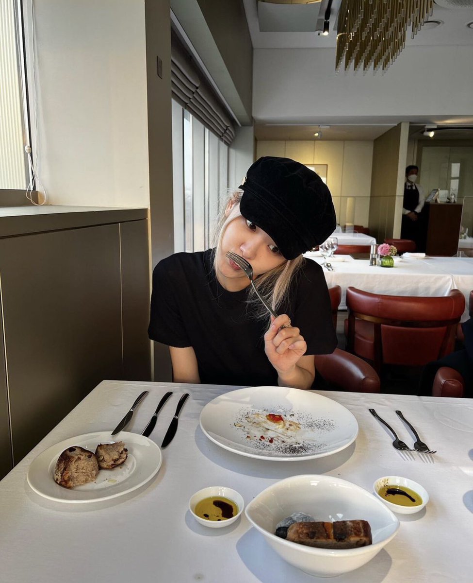 lilischaeng's tweet image. rosé now added to chaeyoung’s list of pretty girls she went on a date with