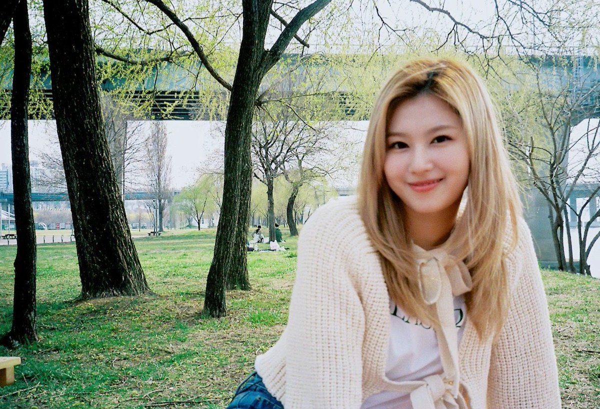 lilischaeng's tweet image. rosé now added to chaeyoung’s list of pretty girls she went on a date with