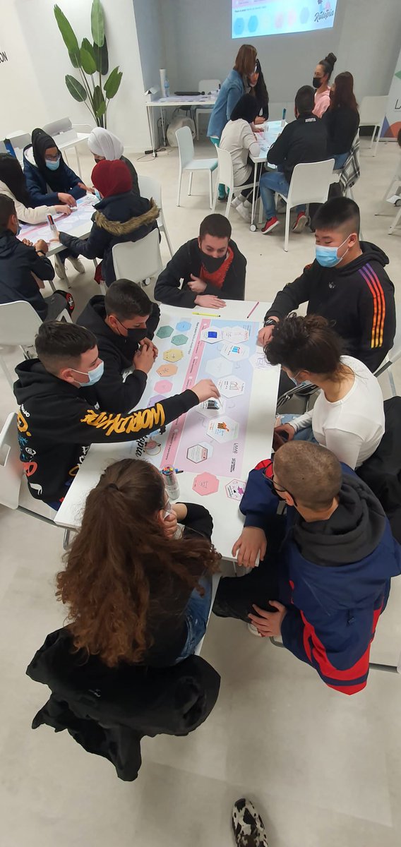 laaab_es's tweet image. #Rutopía es una experiencia democrática para construir entre todos y todas👥

Hoy la hemos descubierto junto al alumnado del IES María Moliner de #Zaragoza

👉Es el diseño de #narrativas para alcanzar escenarios de futuro, que muestren que alcanzar los #ODS es posible