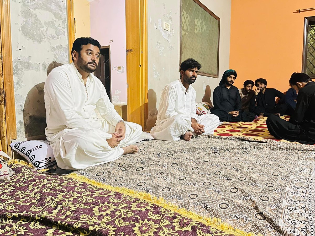 zaka_panhwar's tweet photo. Hyderabad: The Ex-Chairman MCQasimabad Mr. @KashifShoroPPP offered condolence &amp; offered fatiha with Mr. Essa Palari on sad demise of his wife at Village M. Yousif Palari, #PS_62 Qasimabad Hyderabad https://t.co/DEr60Rl5cP