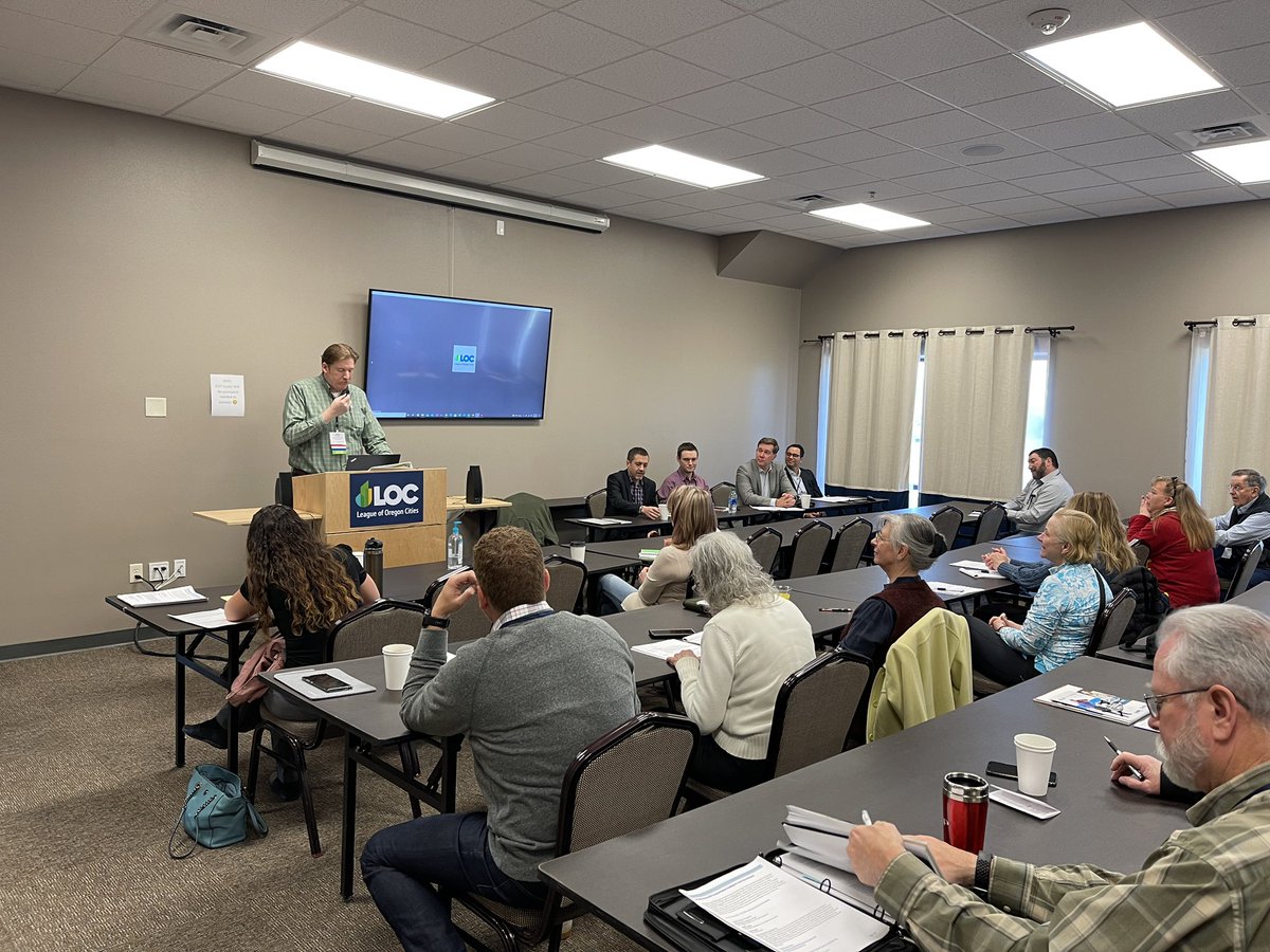 SteveCallaway2's tweet photo. Full house for Federal Funding and Infrastructure: What Cities Need to Know @BusinessOregon @OregonDOT @OregonDEQ @OregonCities #LOCSpring2022 https://t.co/aDg9dzrXHv
