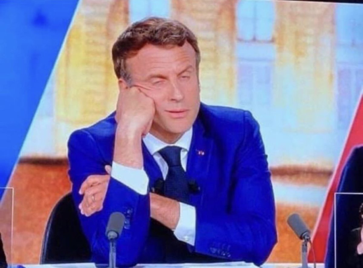 Sans déc, je n'ose pas imaginer la réaction de la meute médiatique si Marine Le Pen avait pris cette posture pendant le débat.

#DebatLePenMacron #DebatPresidentiel #presidentielles2022 #TousContreMacron