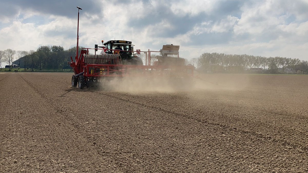 Dit jaar testen we in de praktijk de werking van de #biologische #gewasbeschermingsmiddelen Nemguard en Trianum in 1e jaars plantuien. Ze worden toegediend tijdens het zaaien voor een betere opkomst en weerbaarheid. #akkerbouw