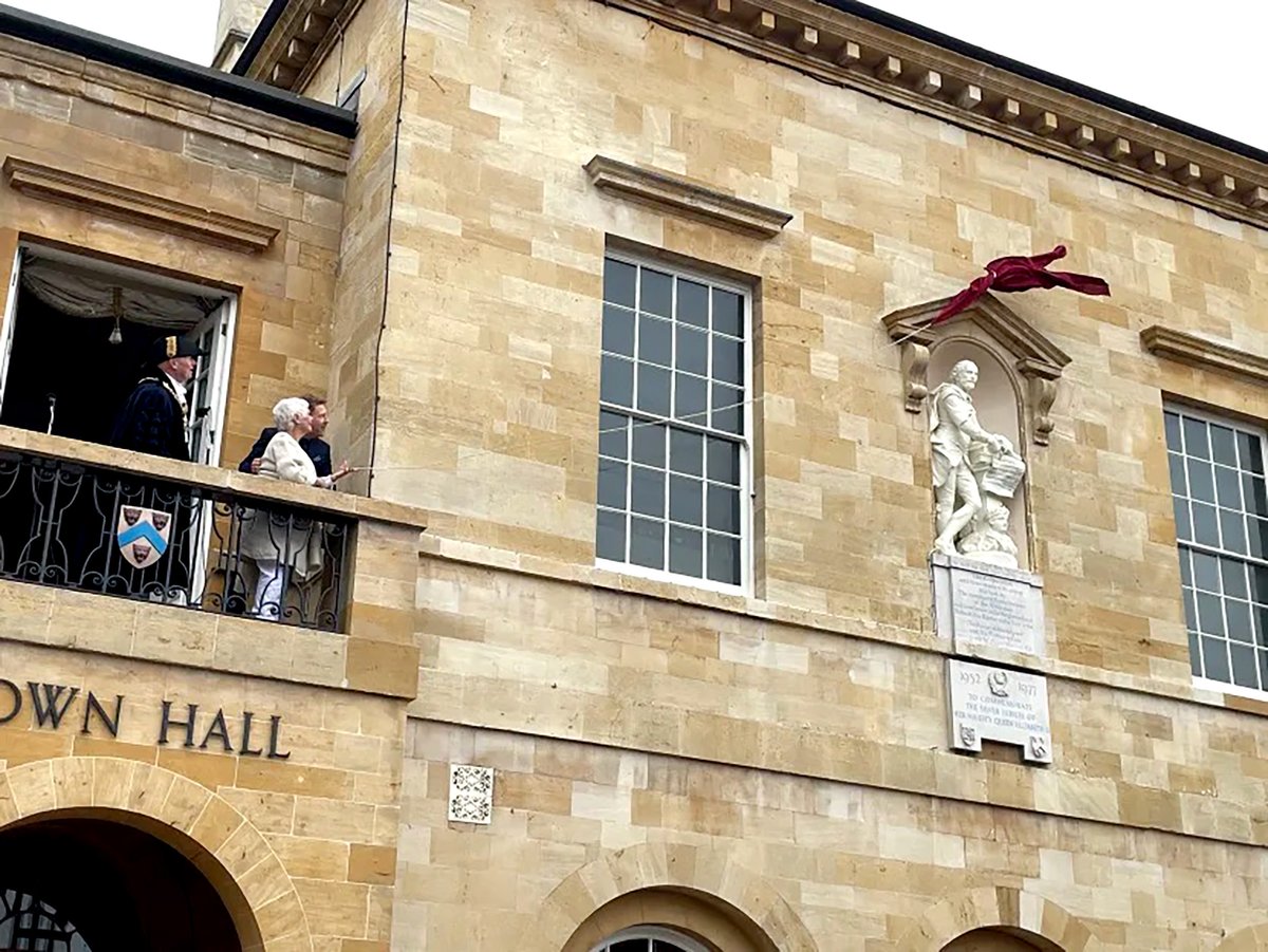 Dame Dench and Sir Kenneth Branagh were busy herding sheep 🐑 just around the corner from the gallery earlier today ! They were in town to unveil a restored statue of William Shakespeare at the town hall - see pics: 

#stratforward #stratforduponavon #judidench #kennethbranagh