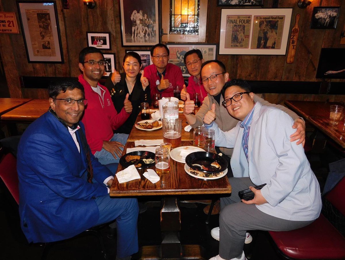 NicksEnglishHut's tweet photo. Thanks for stopping by a few days ago Kelley School of Business Korean Students Welcoming Committee! #KSOB #KelleySchoolOfBusiness #KelleySchool #VisitBtown #NicksEnglishHut #NEH https://t.co/gyu14BhIc8