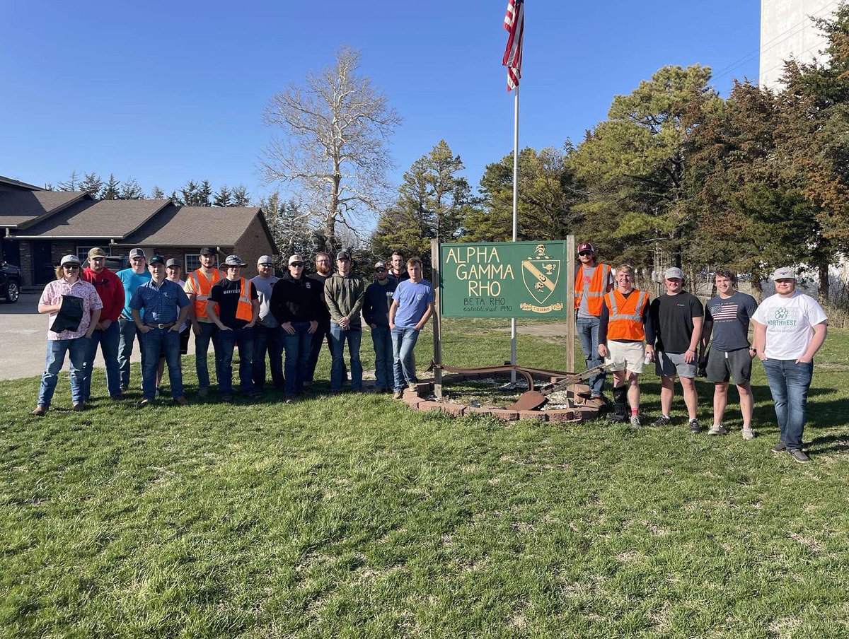 Blessing your feed tonight with a little vintage pic of highway cleanup tonight. A lot has changed in 30+ years 
.
.
.
#vintagefrat #highwaycleanup #90s #nomotrash