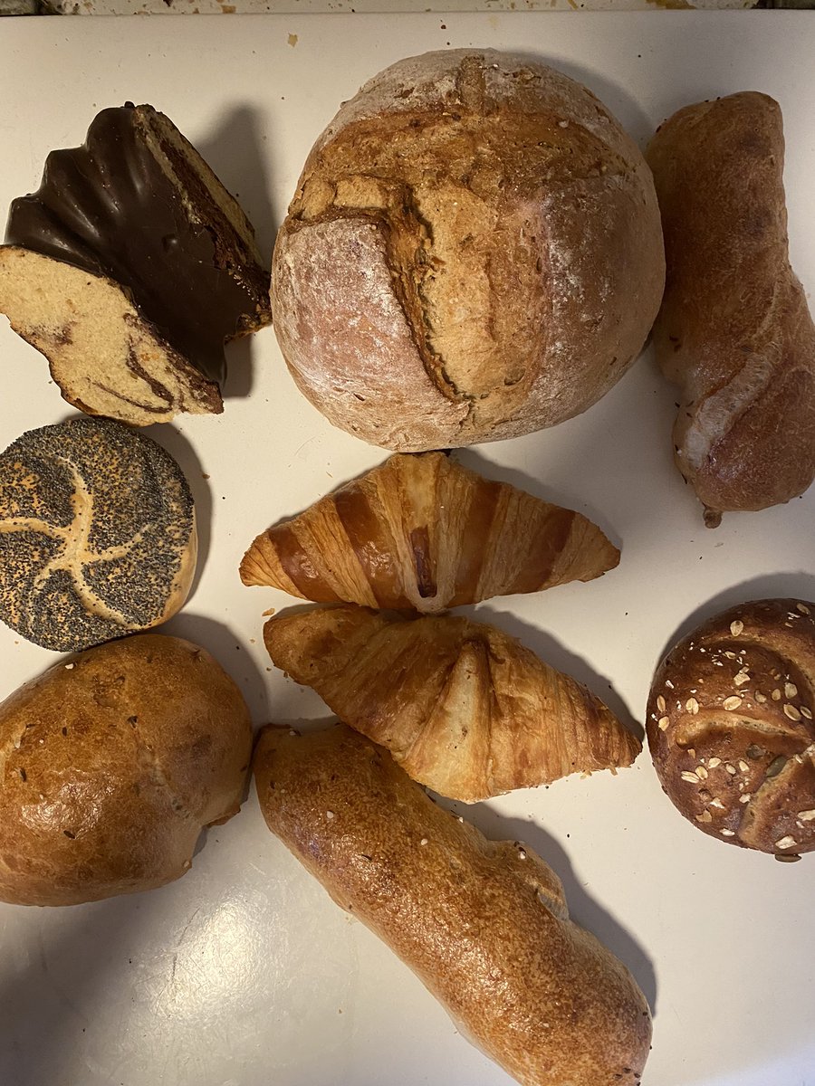 Sunny2103's tweet photo. @THerzlieb Plus Käsebrezel, die hat schon geschmeckt 😃 werd ich jetzt immer mal wieder machen, wenn es keinen Umweg oder Extra Weg bedeutet, heute waren wir jetzt zufällig in der Nähe https://t.co/xqeZ9w7JB3