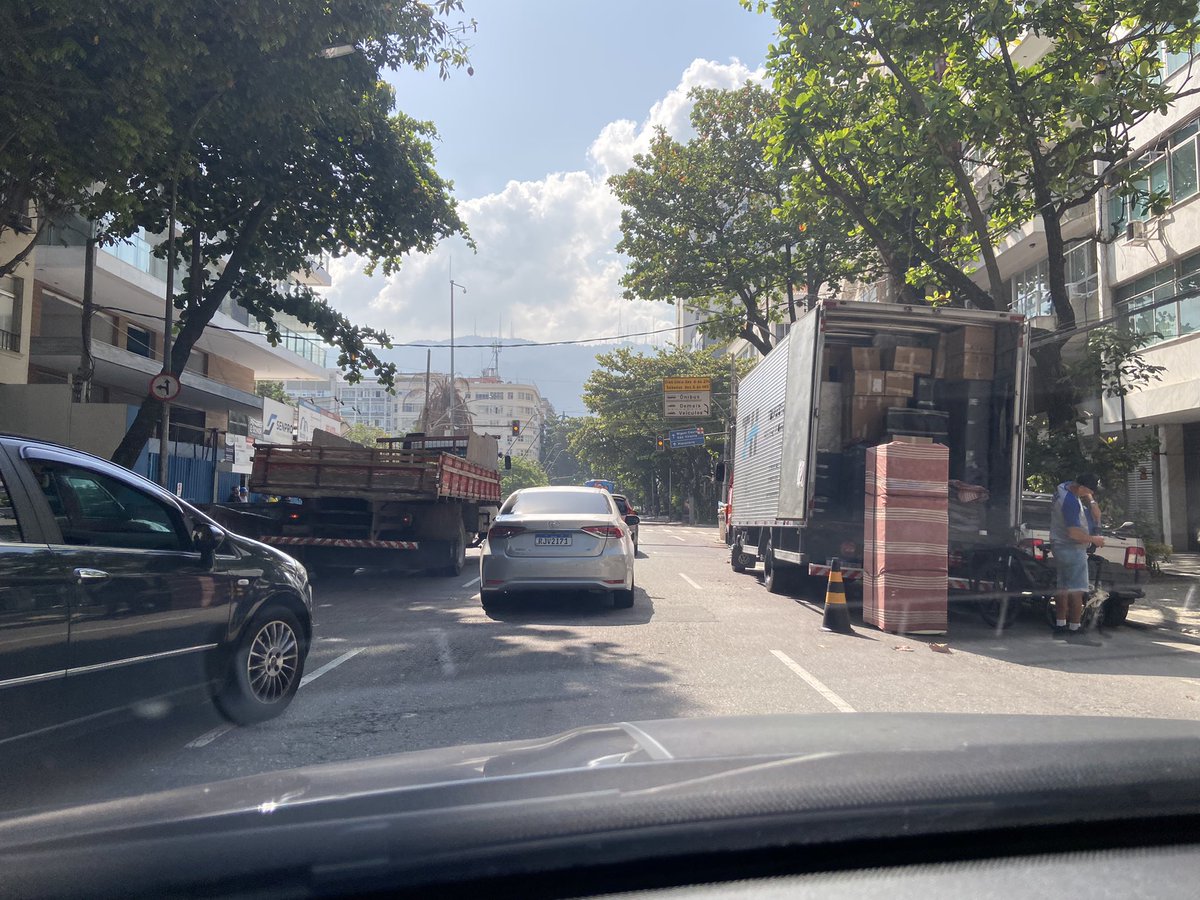 jcotta's tweet photo. Enquanto nosso sub-prefeito tá descansando para mais uma noite de folia… no Leblon, numa via de 3 faixas, duas estão ocupadas por caminhões de carga e descarga! 🤷🏻‍♂️ https://t.co/IfVKvJxVk9