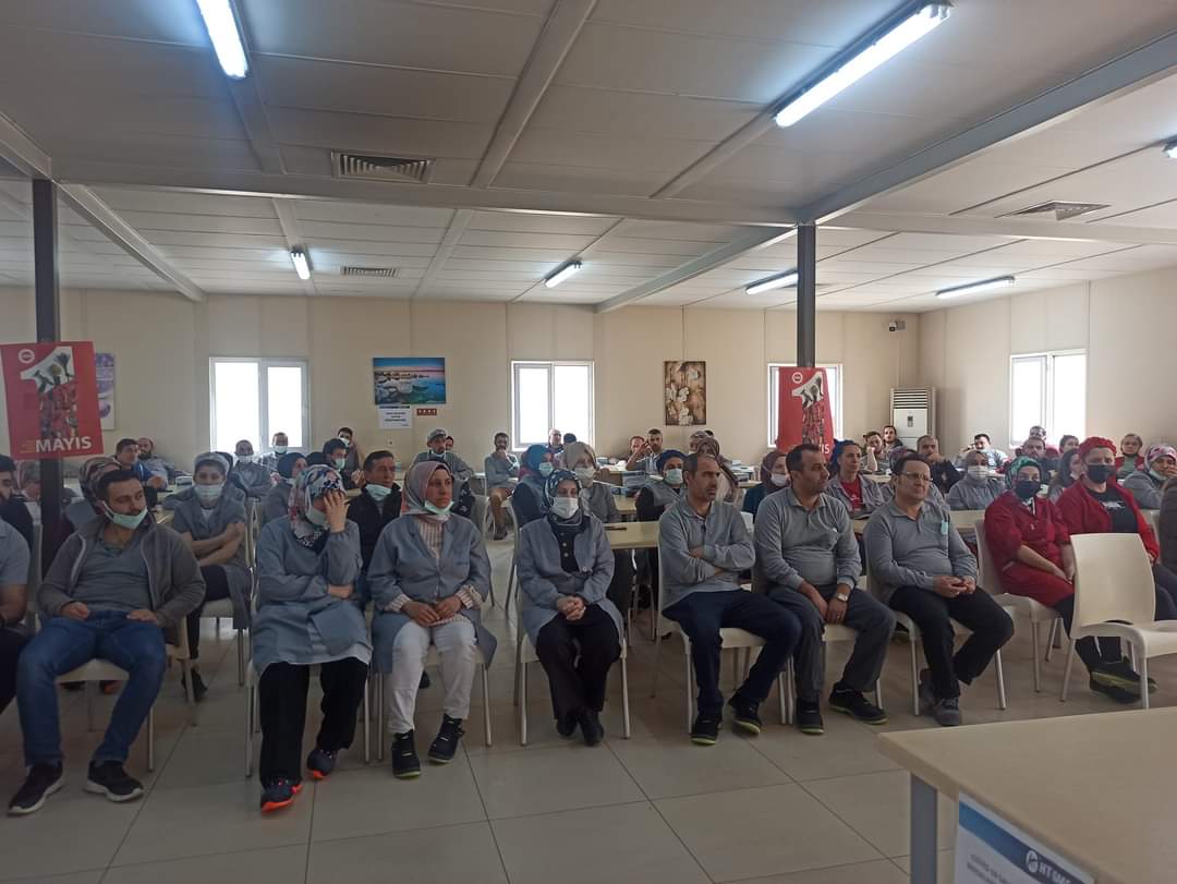 BirlesikMetal's tweet photo. Gebze #HTSOLAR işyerinde üyelerimize 1 Mayıs işçi bayramının Dünyadaki ve Türkiye'deki tarihsel seyri ile önemini içeren eğitimimizi gerçekleştirdik.
Tüm Üyelerimizi
#1Mayıs işçilerin birlik, dayanışma ve mücadele gününde, sendikamız pankartını yükseltmek için alanlara çağırdık. https://t.co/fQ3fHCIkkR
