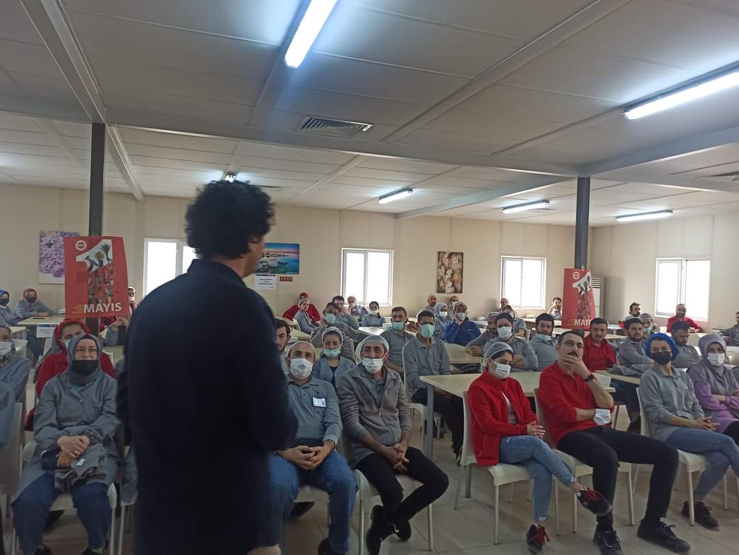 BirlesikMetal's tweet photo. Gebze #HTSOLAR işyerinde üyelerimize 1 Mayıs işçi bayramının Dünyadaki ve Türkiye'deki tarihsel seyri ile önemini içeren eğitimimizi gerçekleştirdik.
Tüm Üyelerimizi
#1Mayıs işçilerin birlik, dayanışma ve mücadele gününde, sendikamız pankartını yükseltmek için alanlara çağırdık. https://t.co/fQ3fHCIkkR