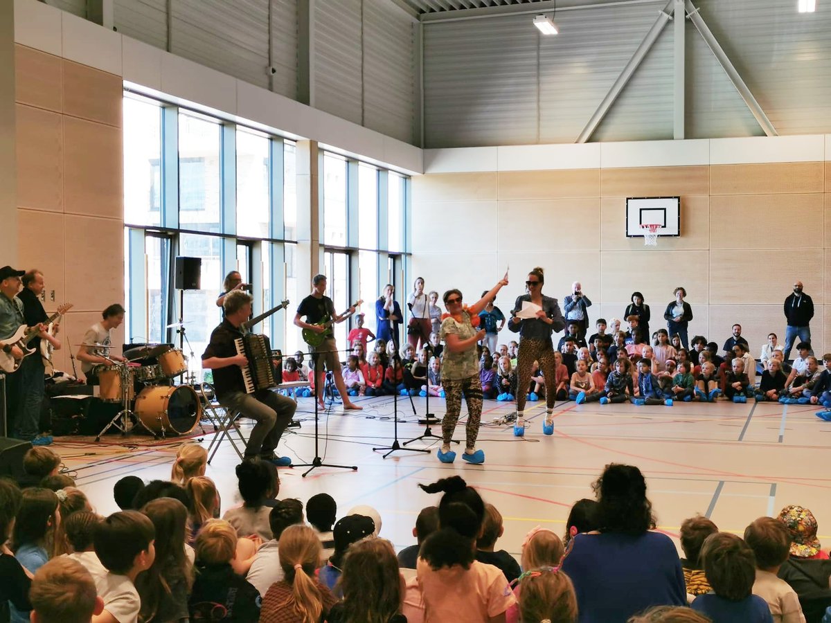 Het thema Amsterdam feestelijk afgesloten met een  smartlappenfestival. Met de ouder MKC band, een draaiorgel en een feestelijk drankje bij de tonen van het draaiorgel.
