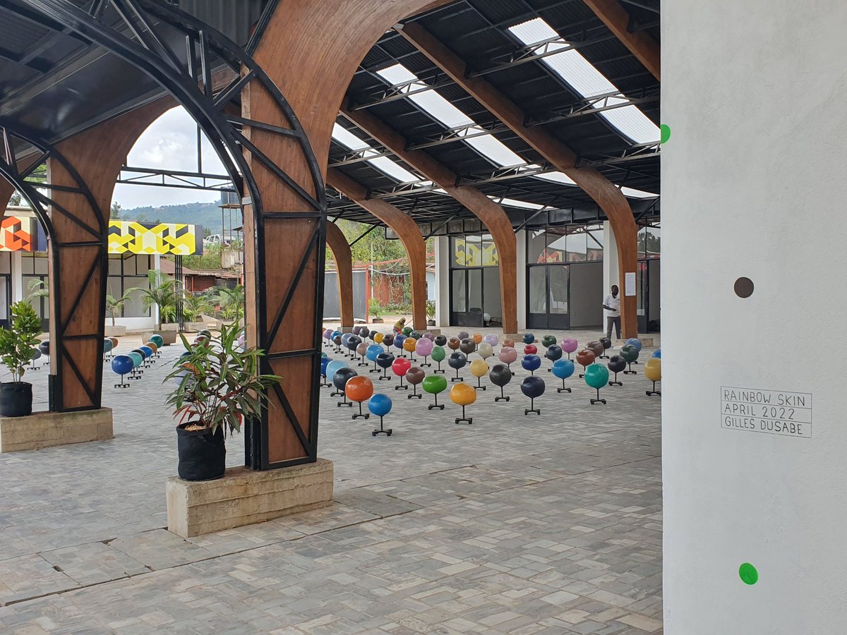 Un aperçu de "Rainbow Skin" de Gilles Dusabe à Kigali, dont c'est déjà le dernier jour d'exposition ! À suivre à la biennale de Dakar