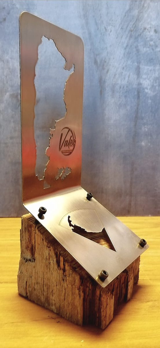 valorargentino's tweet photo. 🔵 En muy pocos días reconoceremos a un argentino con la estatuilla que hemos creado íntegramente con mano de obra e insumos nacionales. La realizó Javier Rocketti, los recortes de #madera son de #espinillo, #ñandubay y #algarrobo y la chapa es de #acero inoxidable de @TerniumArg https://t.co/bNoiyJTbj4