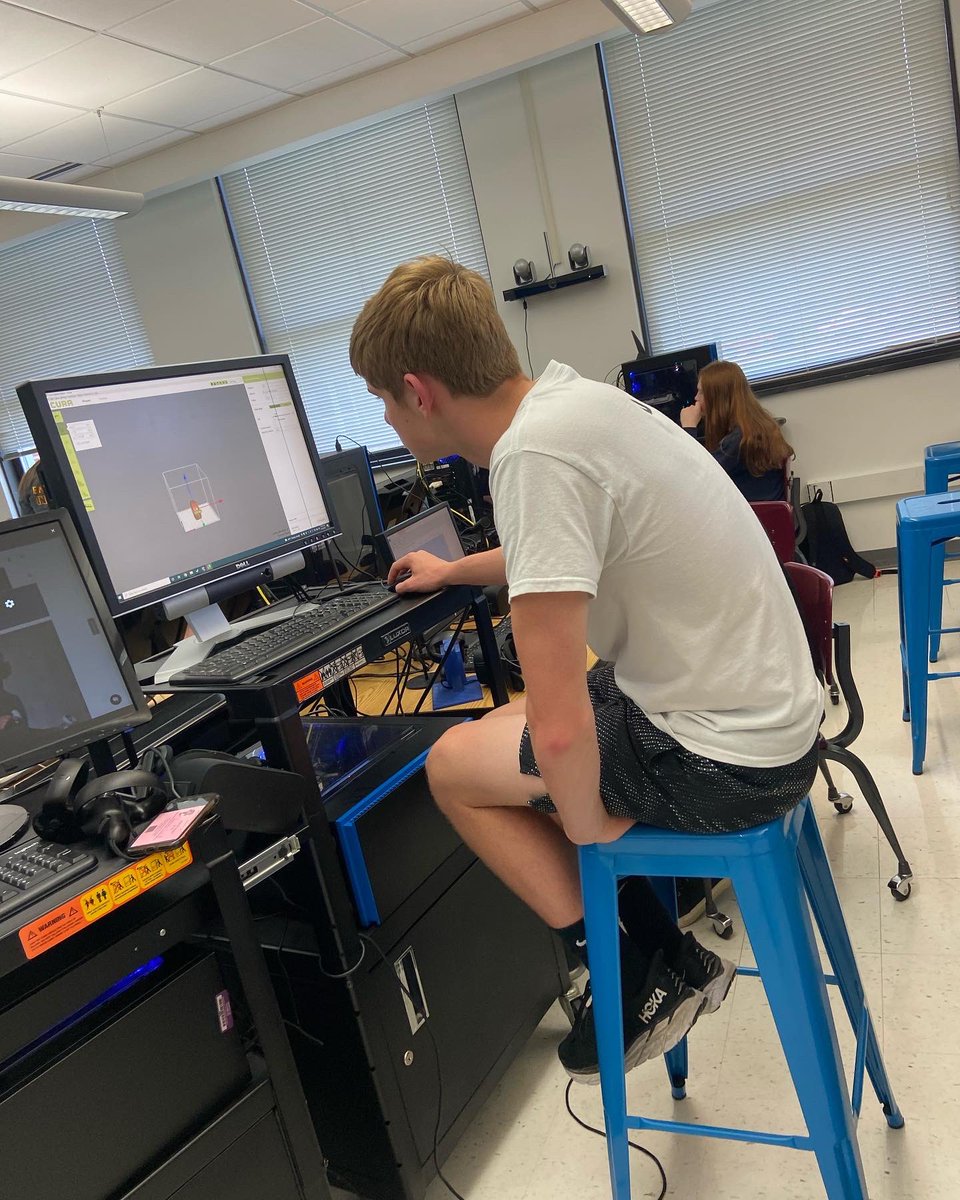 High school students slicing files from when they worked with Memorial students on #tinkercad!  We are 3D printing projects for #MemorialSchool #taylorvillehighschool