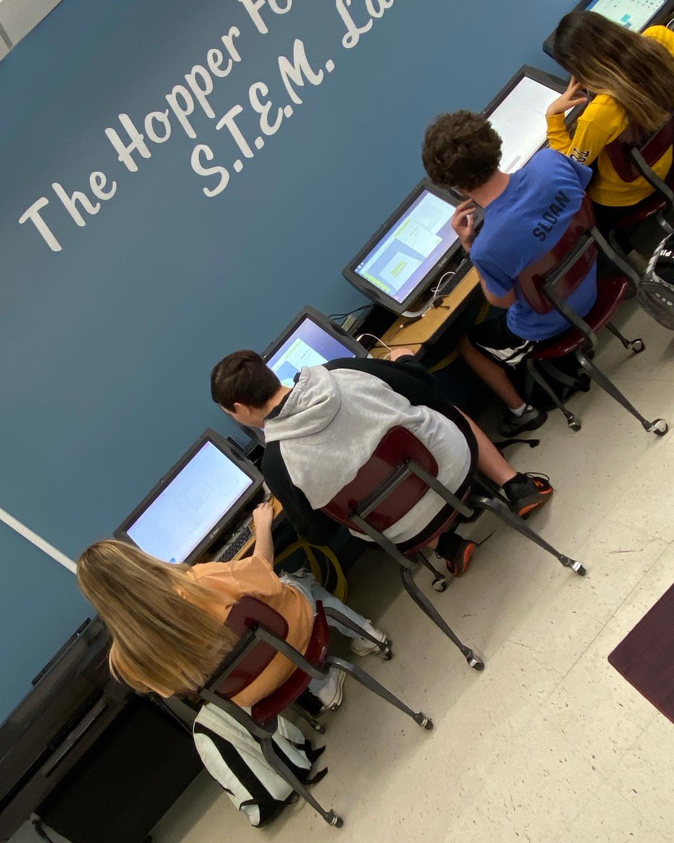 Reindl5th1's tweet photo. High school students slicing files from when they worked with Memorial students on #tinkercad!  We are 3D printing projects for #MemorialSchool #taylorvillehighschool https://t.co/cBF9w5Nka1