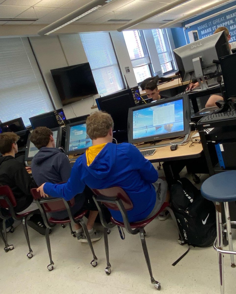 Reindl5th1's tweet photo. High school students slicing files from when they worked with Memorial students on #tinkercad!  We are 3D printing projects for #MemorialSchool #taylorvillehighschool https://t.co/cBF9w5Nka1