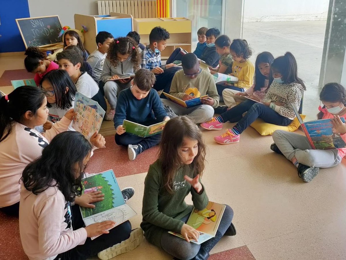 EscolaSaavedra's tweet photo. Fa olor a #SantJordi2022 🌹😍📖🐲 #creixalsaavedra #connectatalfutur #elsaavedraestàdemoda https://t.co/kYw8sye1yf