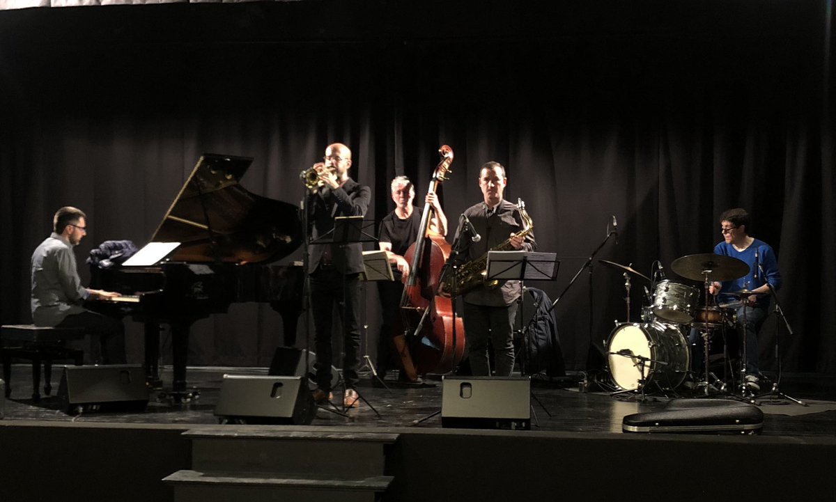AteneudeVic's tweet photo. Proves de so pel concert de @Dvinolas A les 20h presenta a l’ETC el seu darrer disc #5ET acompanyat de Pol Omedes a la trompeta, Miguel Fernández al saxo tenor i Joan Monné al piano. El concert forma part de la programació de #AteneudeVic Spoiler sona espectacular!! https://t.co/cYsQMa6B55