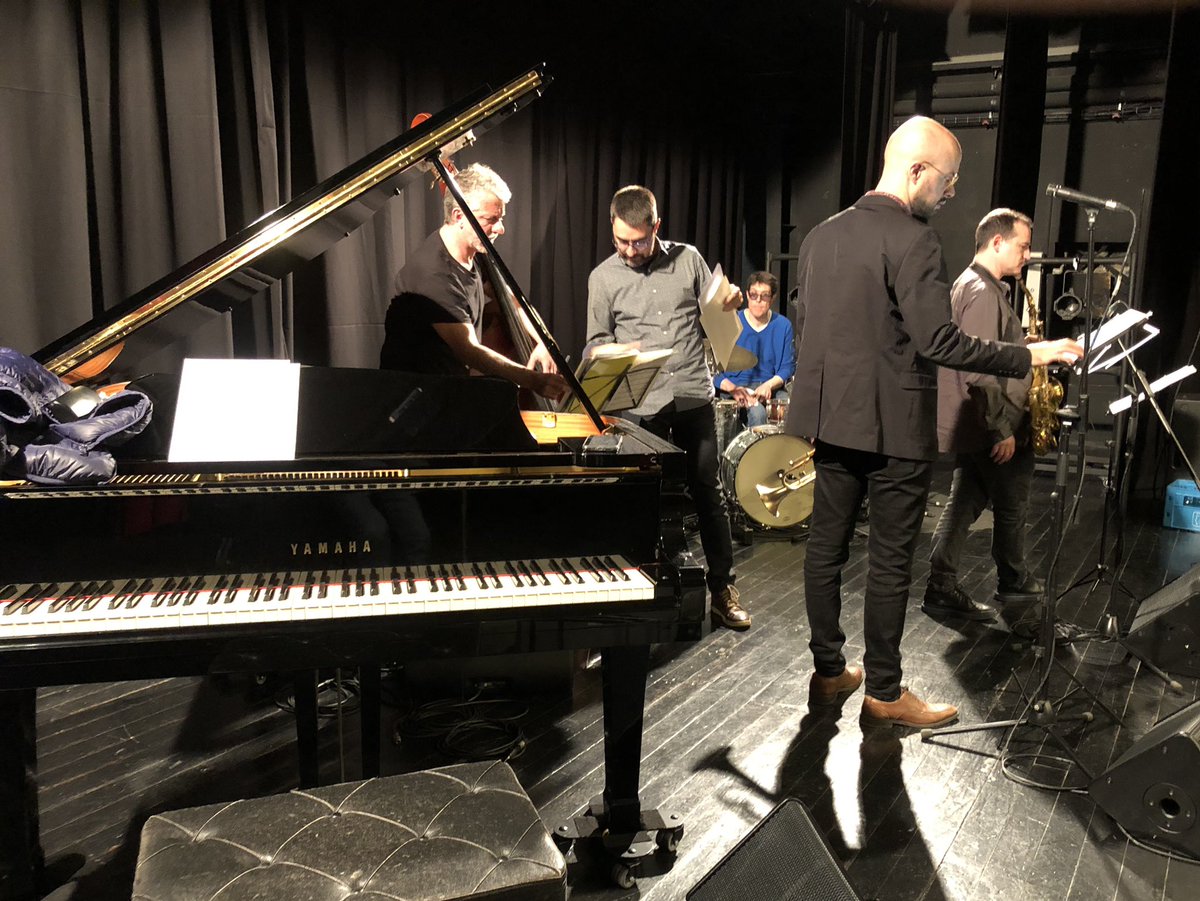 AteneudeVic's tweet photo. Proves de so pel concert de @Dvinolas A les 20h presenta a l’ETC el seu darrer disc #5ET acompanyat de Pol Omedes a la trompeta, Miguel Fernández al saxo tenor i Joan Monné al piano. El concert forma part de la programació de #AteneudeVic Spoiler sona espectacular!! https://t.co/cYsQMa6B55