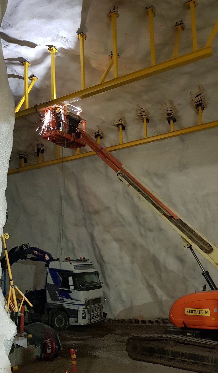 Katri Valan puiston alle on louhittu tilat yhtä maailman suurinta lämpöpumppua varten. Parhaillaan on käynnissä nostokiskojen asennukset ja perustusten valut. #hiilineutraali <a href="/EnergiaHelen/">Helen</a>