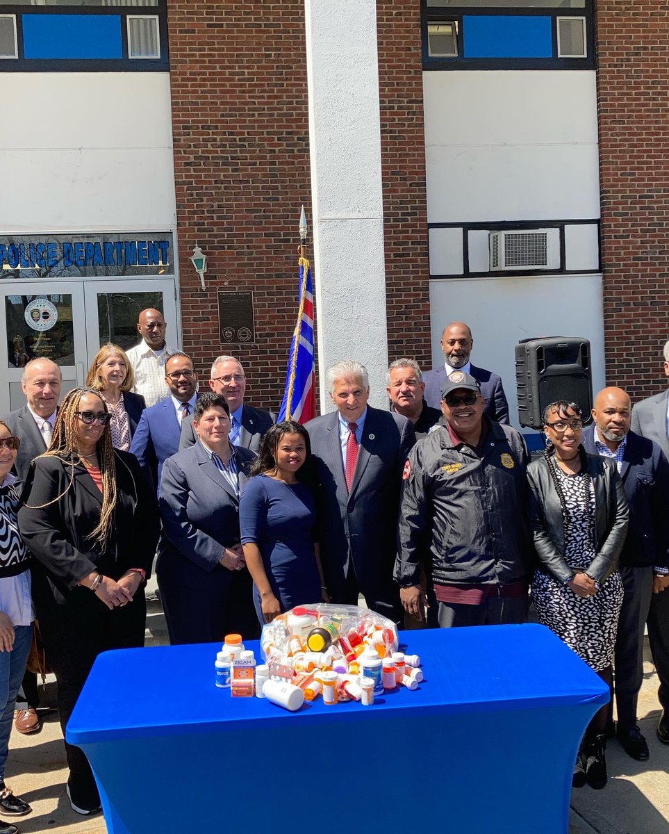 Here are some of our speakers at the Take Back Day Event. Promoting the importance of disposing of unused and expired medications. To tackle the issue of opioid abuse. #adapt #takebackday #irvington @familyconnectionsnj