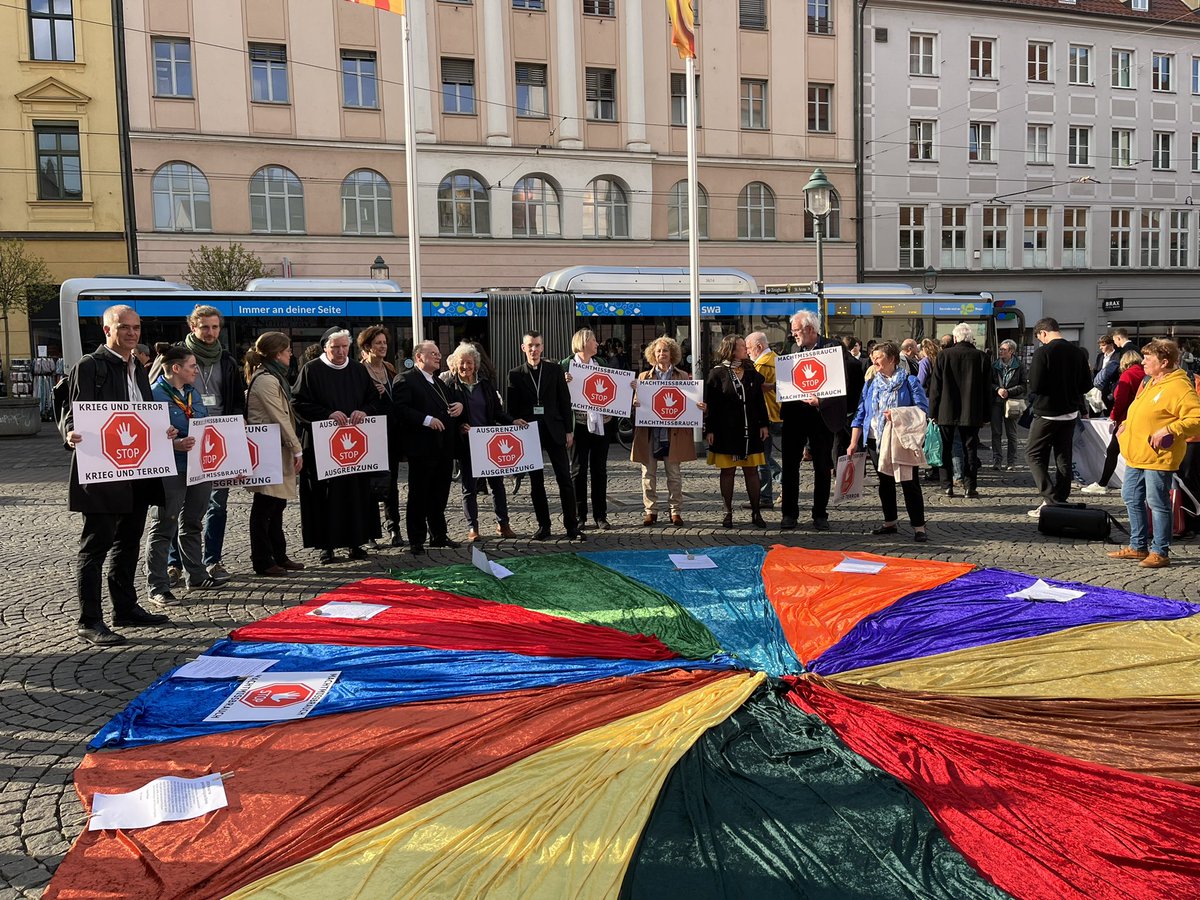 WolfgangFRothe's tweet photo. Und er kam tatsächlich: Bischof Bertram Meier solidarisierte sich mit unserer Aktion „Macht wird geteilt?!“ auf dem Augsburger Moritzplatz. #Kirche #Maria20 #Mariazweipunktnull #DerSynodaleWeg #Outinchurch https://t.co/2G09dbZHzV