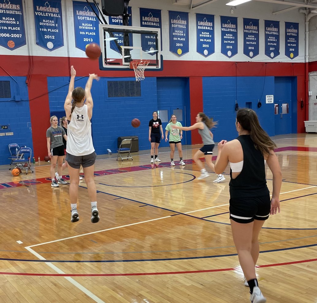 LLCC_LoggersWBB's tweet photo. A busy but fun week of @LLCC_LoggersWBB post season activities @KirstenTay10 @ascarlette14 @_mbh_31 @madisonlovett30 @casskretsch @KaylaKodat  @silvia_du15 @Colby_Lynn42 @emilymeidel10 @maclaynetaylor #LoggerStrong #NeverComfortable https://t.co/KyEmwYYUhD
