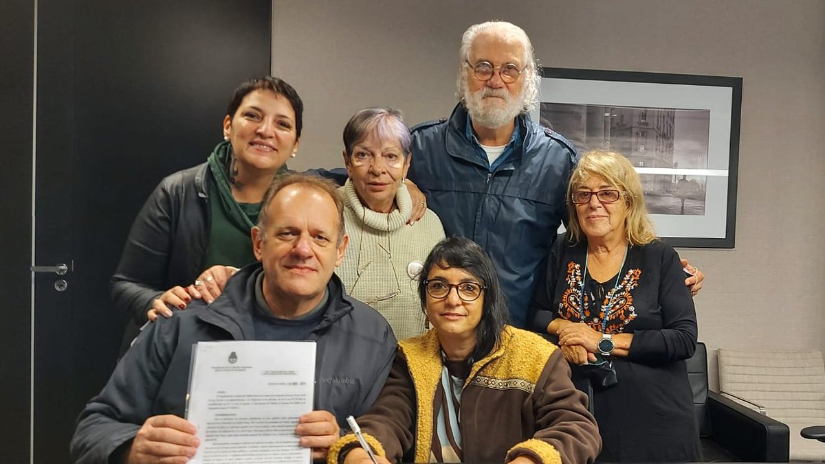 La AFI entregó información sobre Agustín Tosco a su hijo Héctor.

Participaron familiares de las víctimas de la Masacre de Trelew Irma Bonardi de Toschi, Sara Kohan y Silvia Mabel Pecci; la abogada Mabel Sessa, y el presidente de la APDH, Eduardo Tavani
argentina.gob.ar/noticias/la-af…